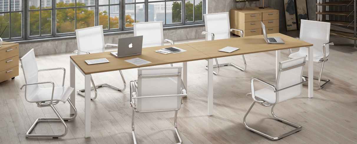 mesa de jubtas cuatro patas metalicas